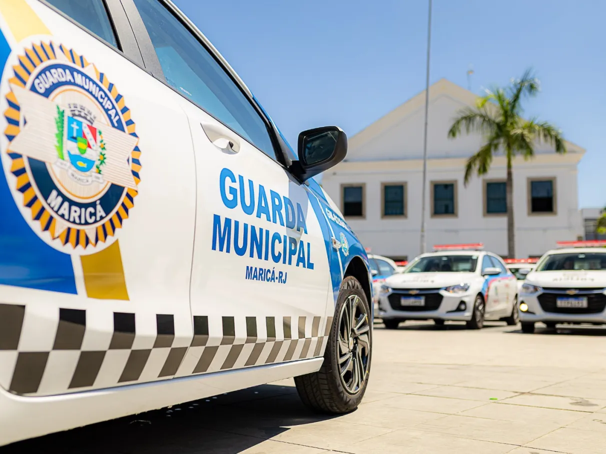 Viatura da Guarda Civil Municipal de Maricá com brasão na porta